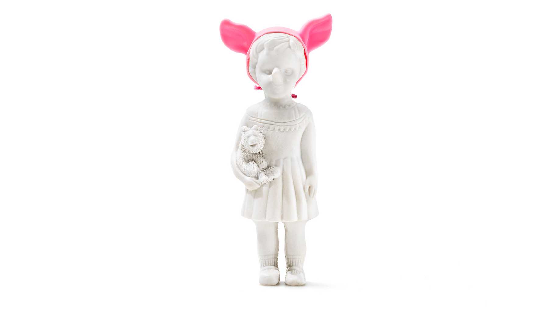 Kyriaki Mavrogeorgi Living together, 2021, porcelain and plastic, h. 22 cm