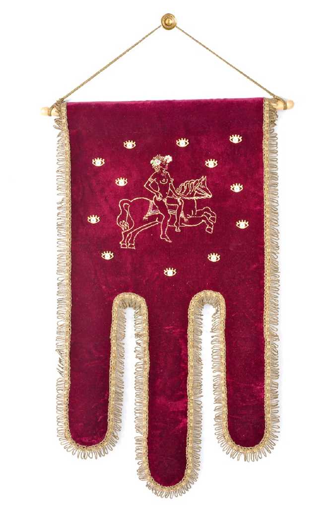Lady Godiva ΙΙ, glitter σε βελούδο και μεταλλικά ματάκια, 64 x 40 cm, 2020