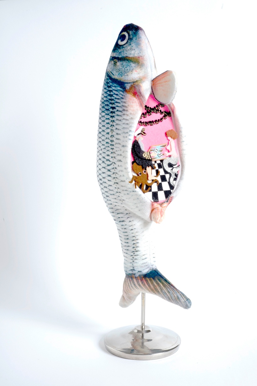 Κι όμως υπάρχει Θεός!, μεικτή τεχνική (ψάρι ready made, χρωματιστές τσόχες-fetrin σε βελούδο), 33 x 9 x 13 cm, 2021