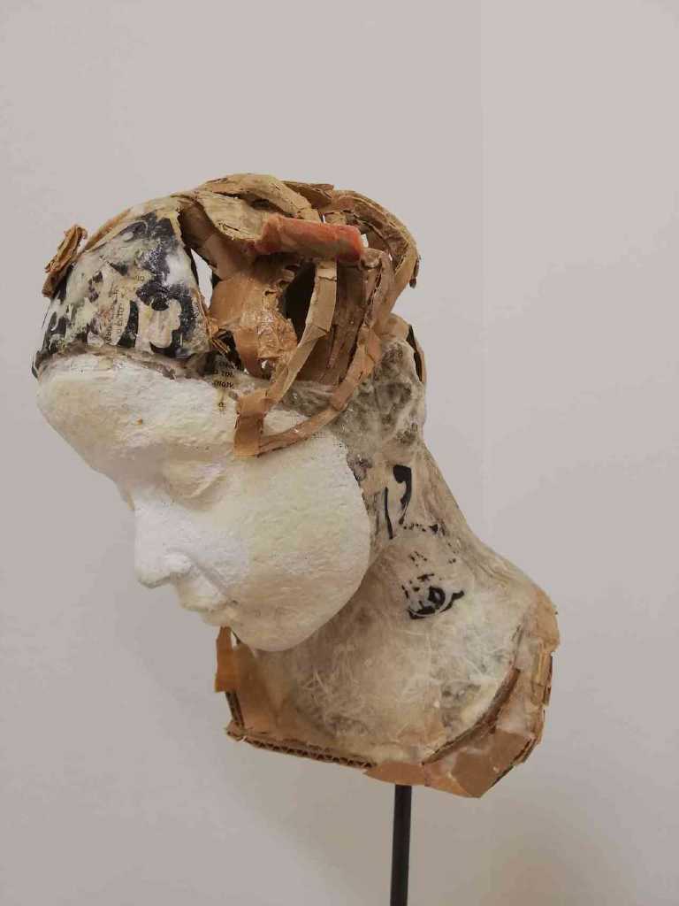Valli Nomidou, Face with mask, 20.5x25x29 cm, mixed media